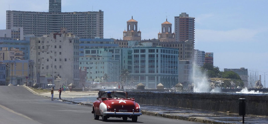 malecon-havana-oldtimer-cabrio