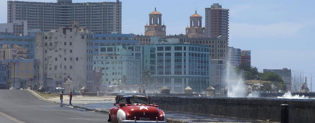 rondreis-cuba-malecon--havana-oldtimer-home